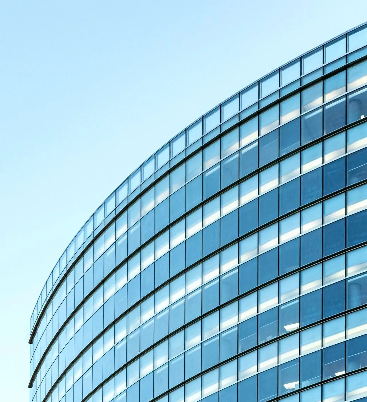 Structural glass facade with aluminium profiles on a contemporary building