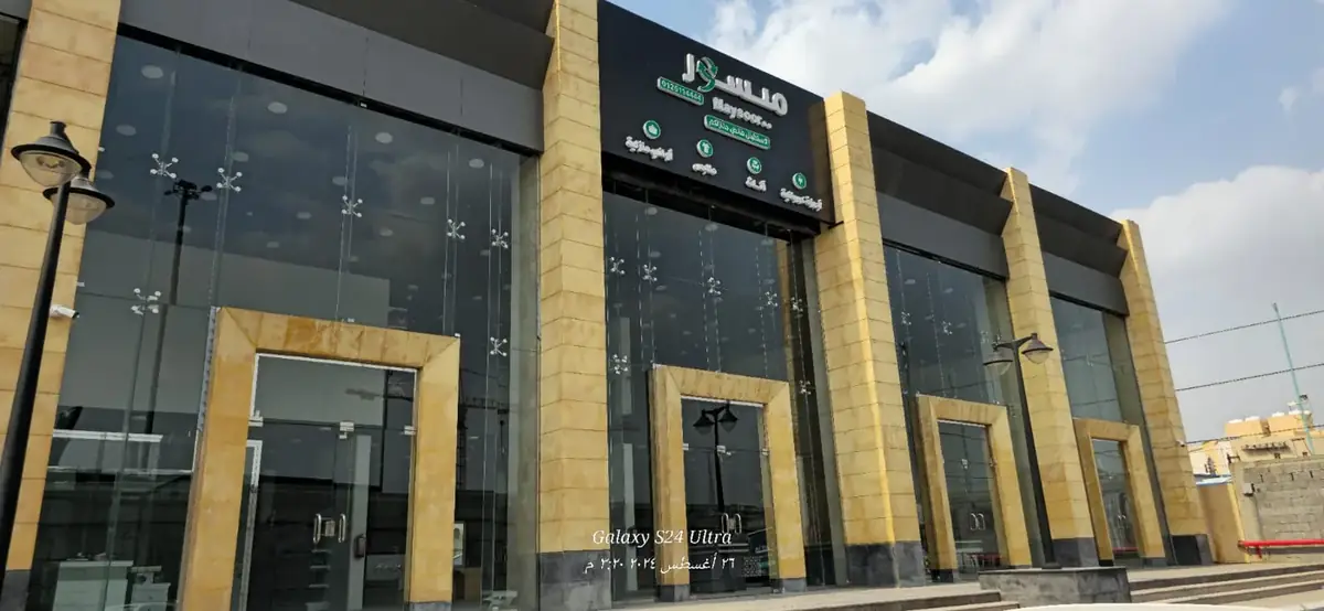 واجهة زجاجية لمعرض منسور