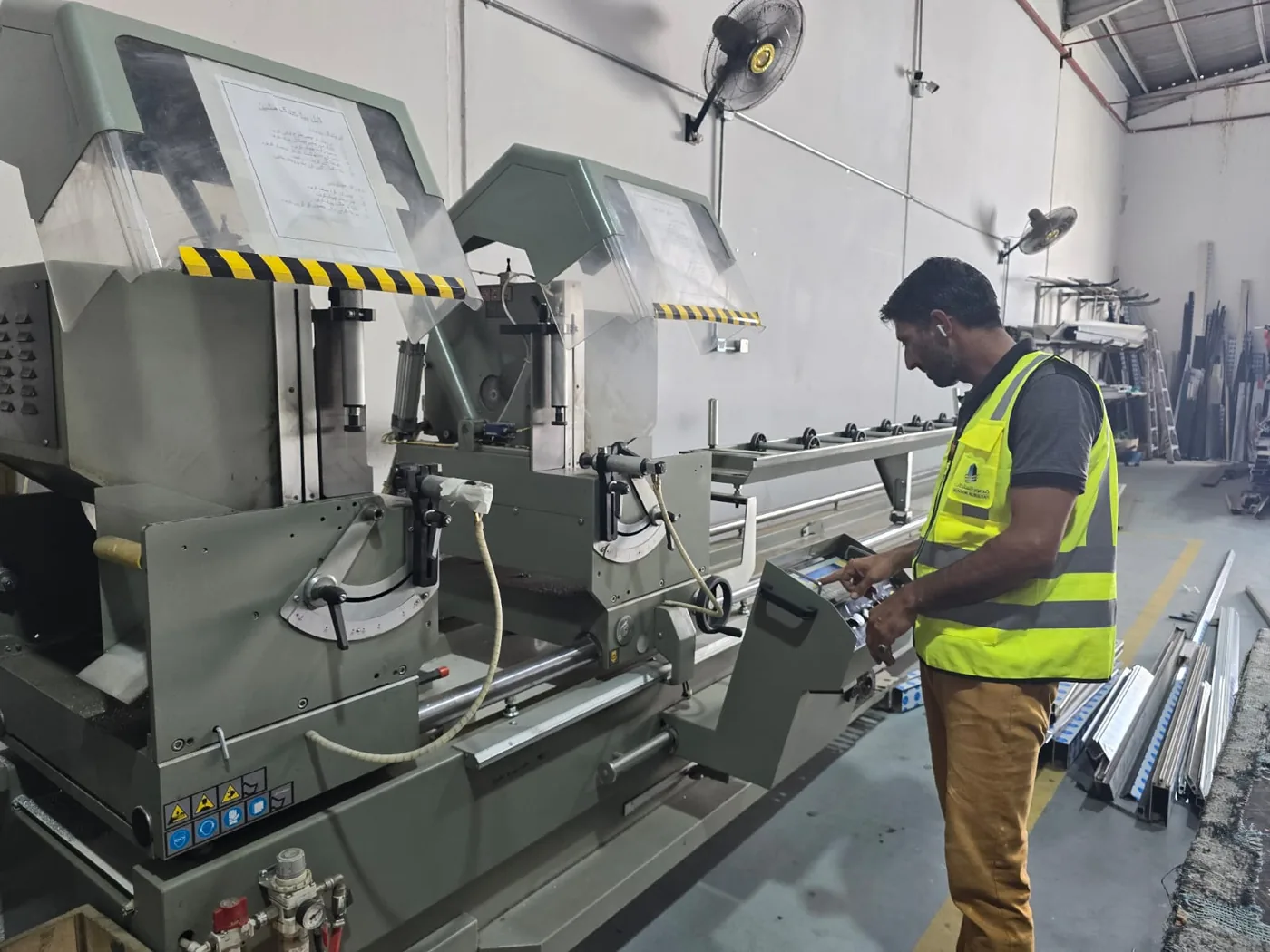 Double-head aluminium profile cutting saw inside the factory